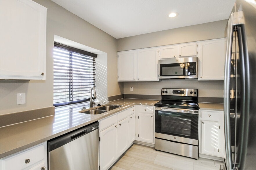 Building Photo - 4217 Glen Hollow Cir