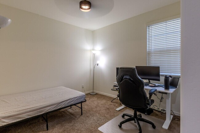 Building Photo - 1064 S Sunset Dr