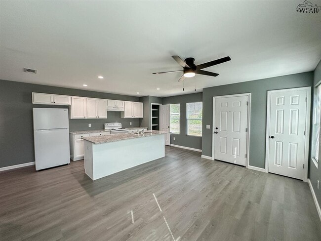 Building Photo - 223 Loch Lomond Dr