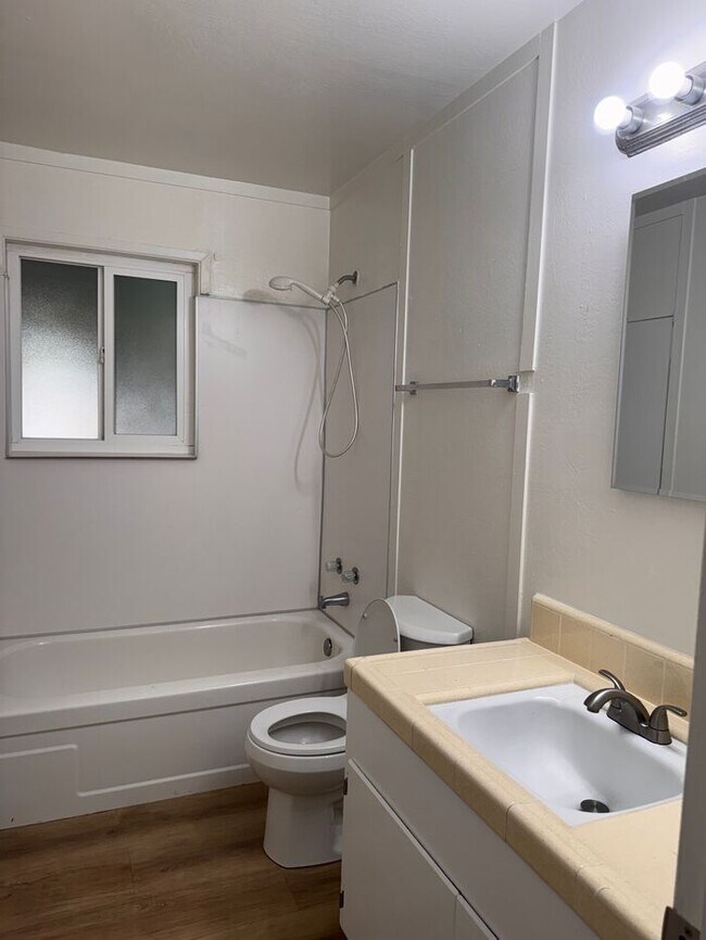 Building Photo - 3BR 1BA w/ 2 Car Garage + Fenced Yard in West Sacramento