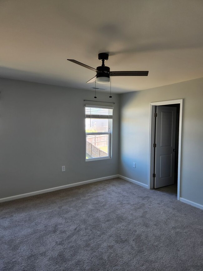 Building Photo - 4 Bedroom For rent