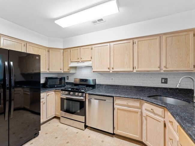 Building Photo - 5 Larkspur Ct