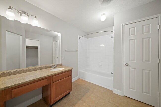 Building Photo - Spacious 4-Bedroom Home in Winfield Lakes