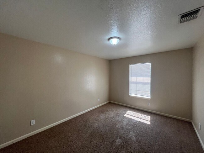 Building Photo - 5202 Fountain Lake Dr