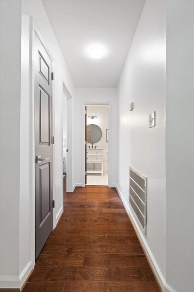 Building Photo - 723 Riverview Dr