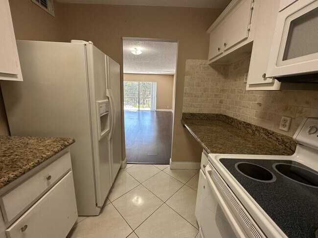 Building Photo - 4158 Inverrary Dr