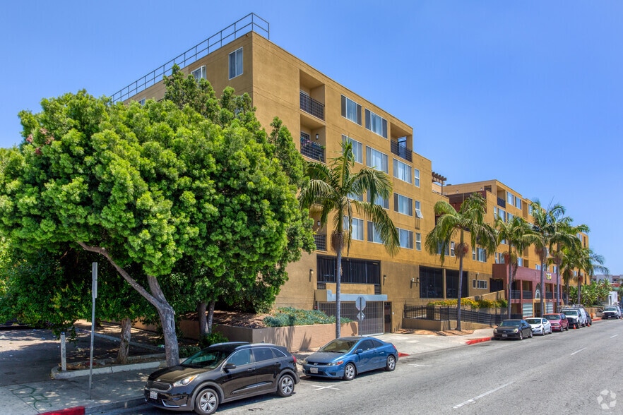 Building Photo - Huntington Plaza Senior Apartments | Affor...