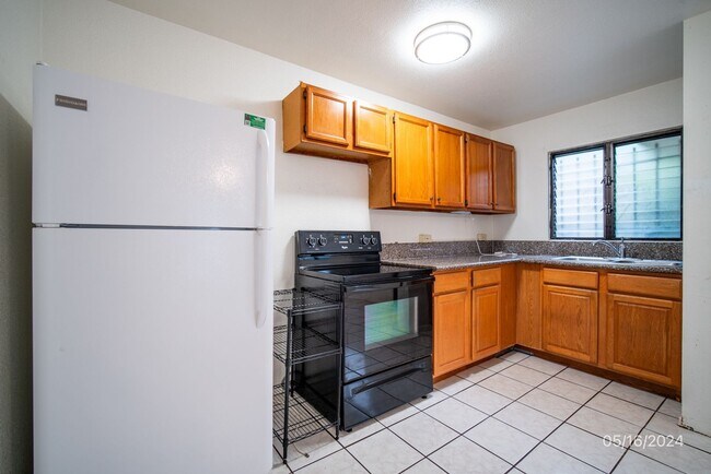 Building Photo - 2BR/1BA/2PKG(TANDEM) DOWNSTAIRS UNIT IN ALIAMANU THREE PLEX
