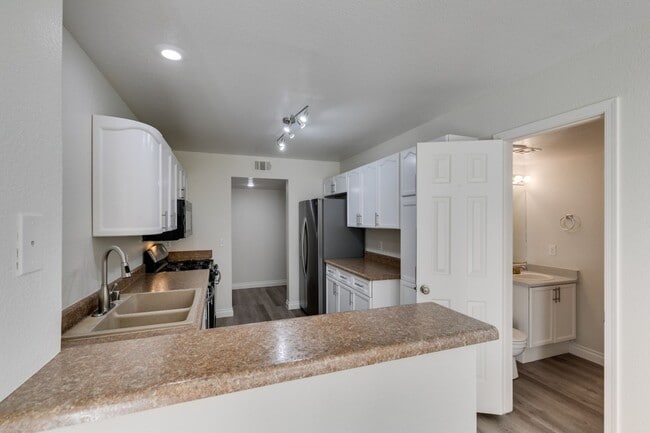 Building Photo - North Summerlin Townhouse with attached garage - 2 master suites