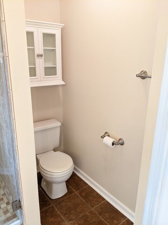 Building Photo - Townhouse in Spring Ridge community - OAKDALE school district - available before the holidays!