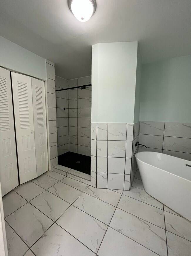 Building Photo - 4305 Coral Springs Dr