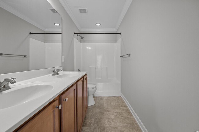 Building Photo - 1060 Fairway Ln