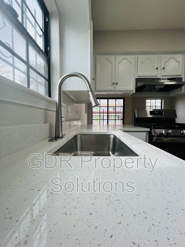 Building Photo - 1116 Coal Ave SW