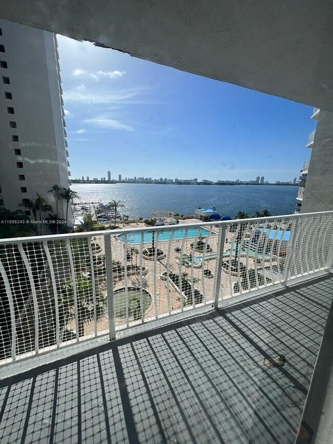 Building Photo - 7601 E Treasure Dr