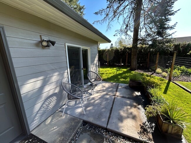 Building Photo - Perfectly Furnished Studio Cottage in SW M...