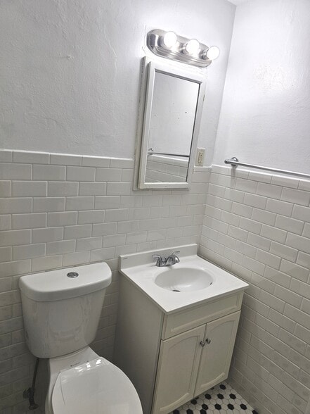 bathroom - 127 N Franklin St
