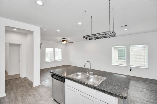 Building Photo - 5443 Pinetree Cres Ln