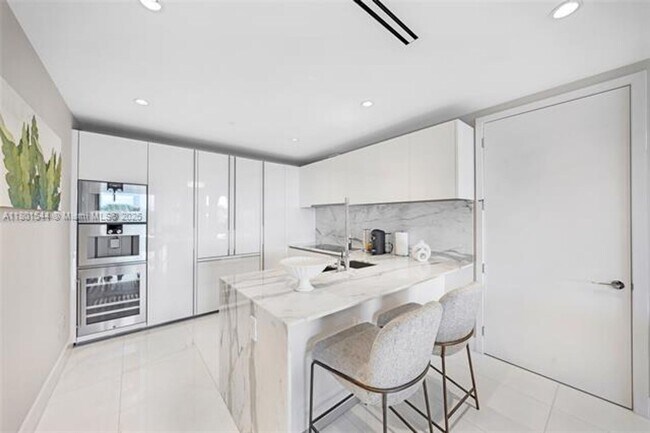 Building Photo - 10201 Collins Ave