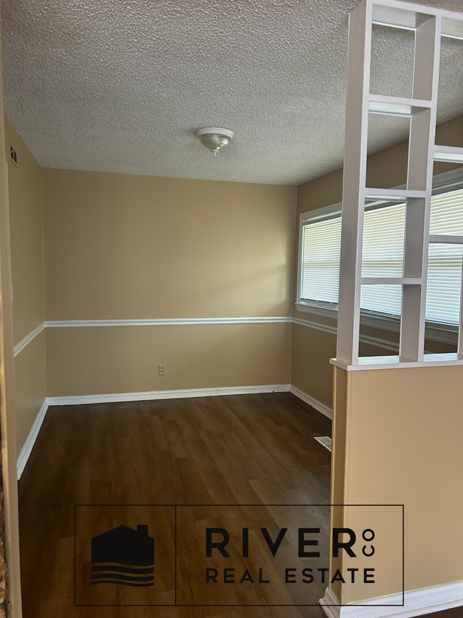 Building Photo - 520 W Collier Ave
