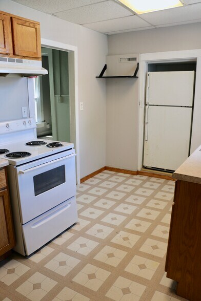 Kitchen - 331 Center St