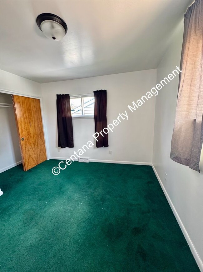 Building Photo - 2 Bedroom House on the Flats with a finish...