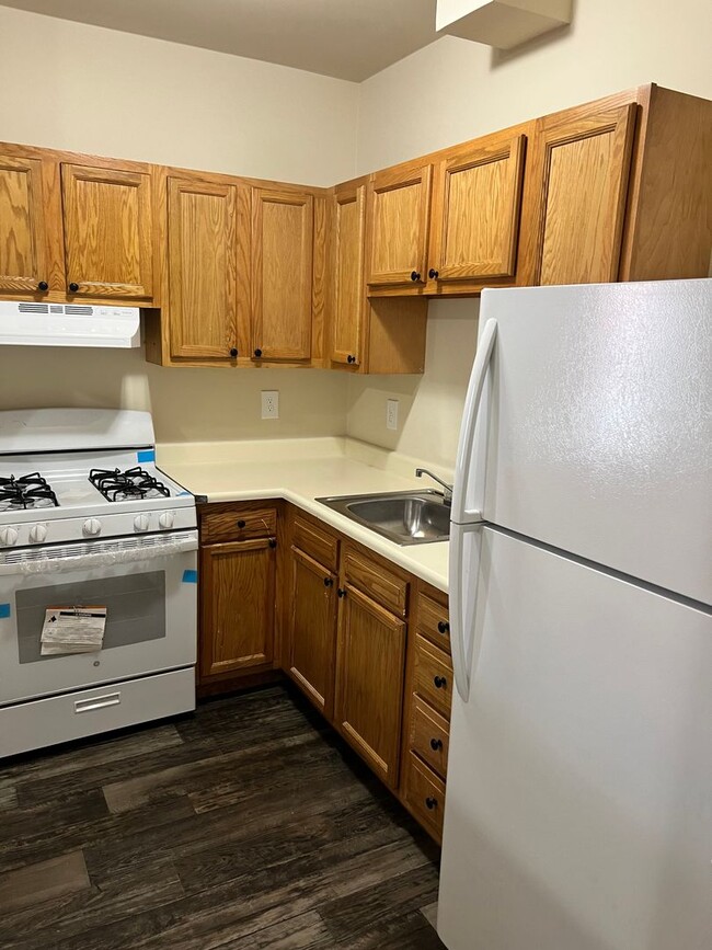 Building Photo - Charming 3BR Townhome