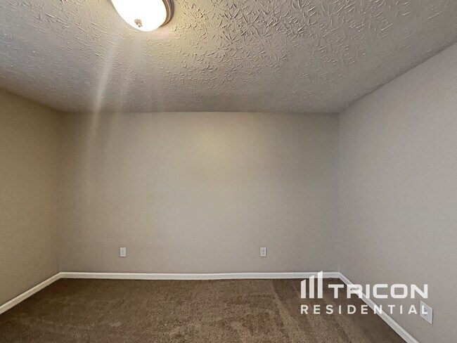 Building Photo - 289 Iris Dr