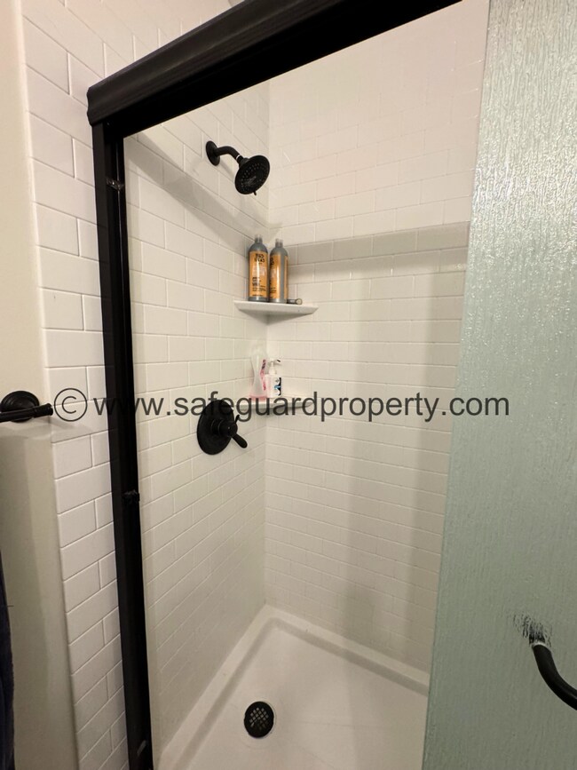 Building Photo - Welcoming Multi-Level Home for Rent in Wes...