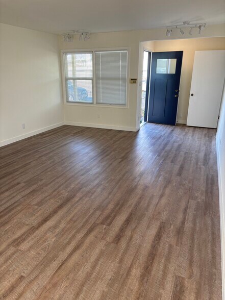 Front entrance and LR - 128 N Kingston St