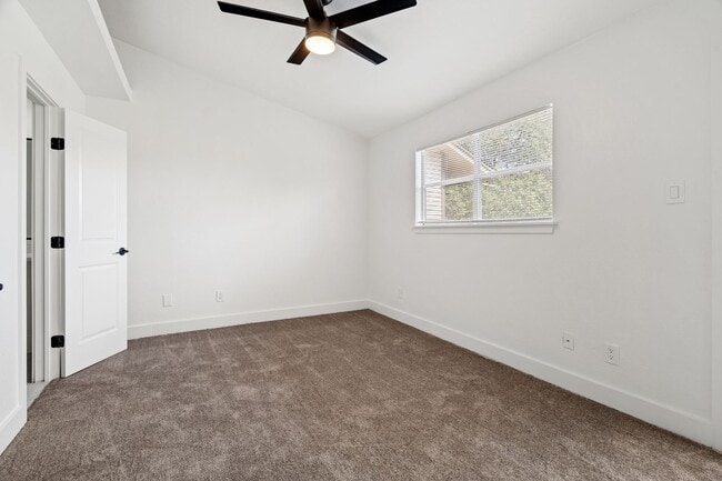 Building Photo - River Crossing Townhome - 2Bd-2.5BA - Redone to the Nines -  W/D - Resort Pool