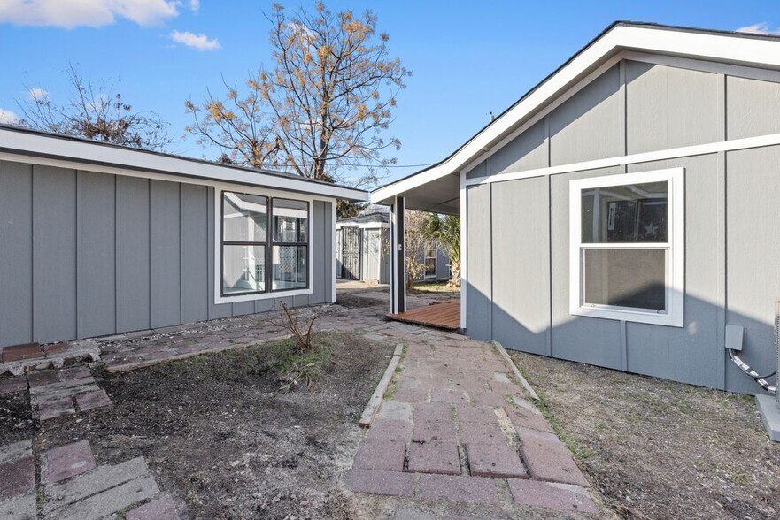 Building Photo - 2435 Sharon St