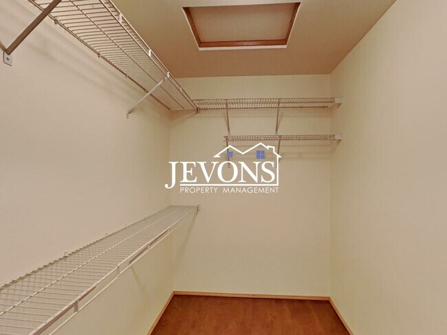 Building Photo - Fabulous 2 Bedrooms, 2 Bathroom, Top-Floor Condo in Klahanie