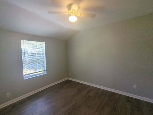 Building Photo - 405 Red Oak Dr