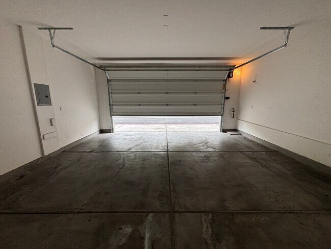 Building Photo - Beautiful Gated 3-Bed, 2.5-Bath Townhome i...