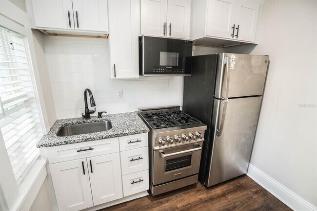 Building Photo - 1700 Park St N