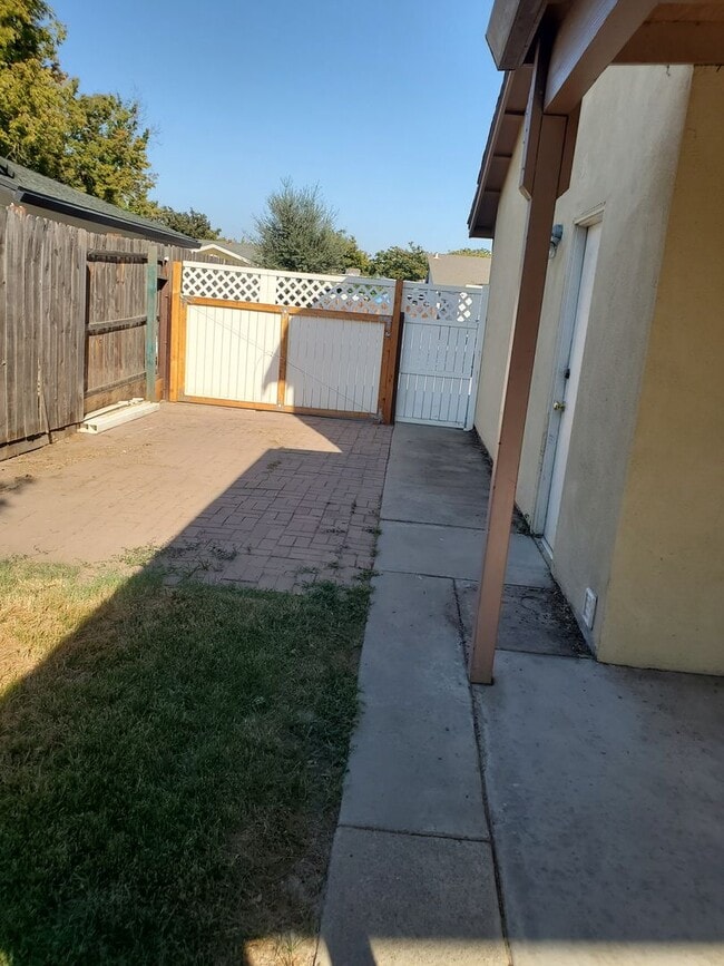 Building Photo - 3 bedroom 2 bath with Pool Off of Oakdale Road