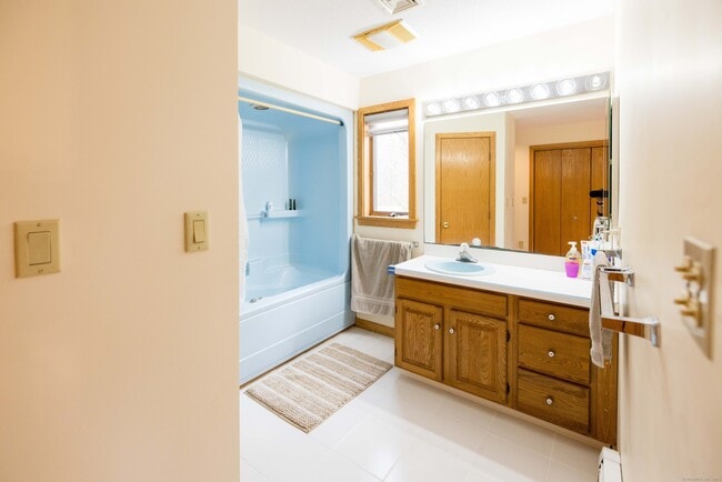 Building Photo - 18 Clifford Ave