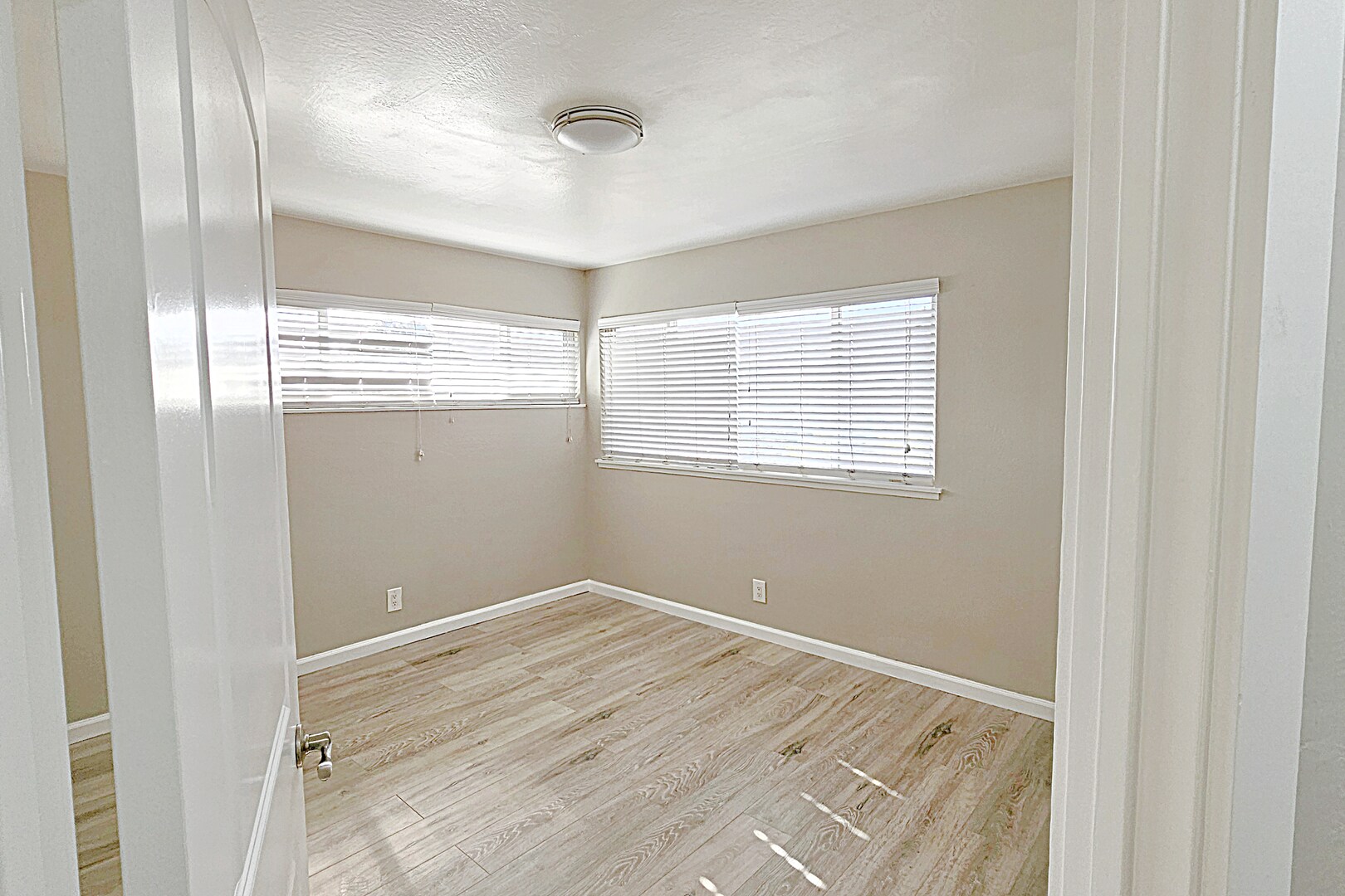 Building Photo - 569 Smalley Ave