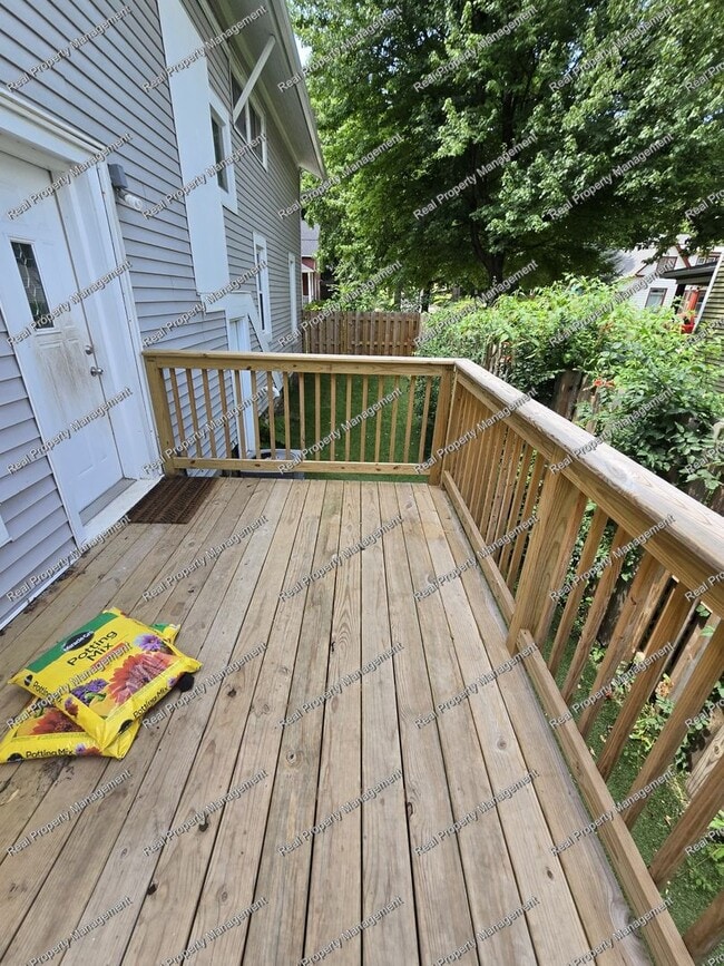 Building Photo - Charming 4 Bedroom Home