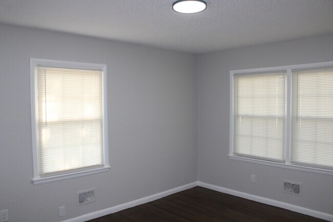 Building Photo - Spacious and beautiful 5 bedrooms and 2 full baths home located on E 47th St in Kansas City, MO