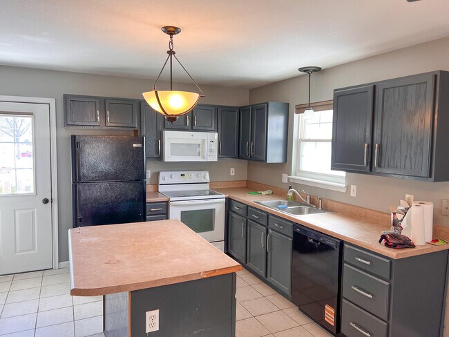 Building Photo - 1234 Evergreen Cir