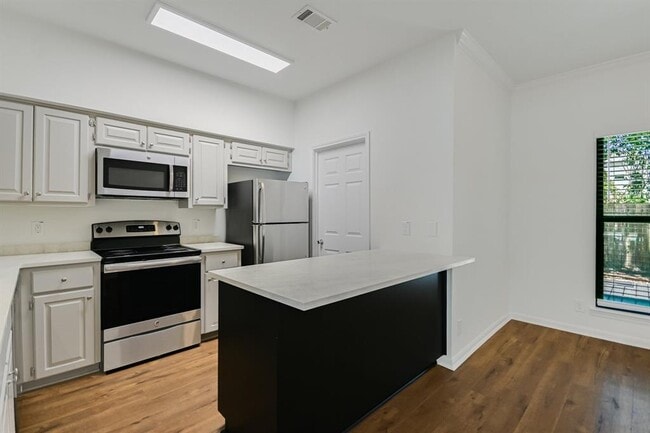 Building Photo - 1307 Kinney Ave