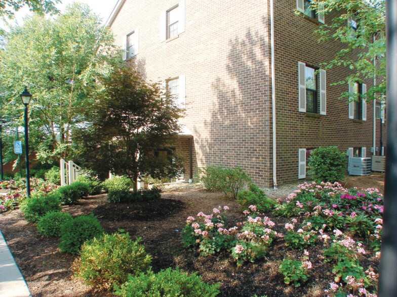 Laurelwood Apartments and Townhouses 401 Collingwood Ct Cranberry