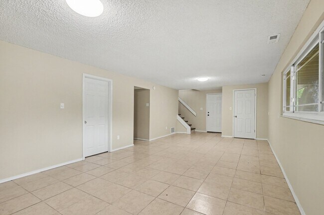 Building Photo - 2720 Northridge Dr