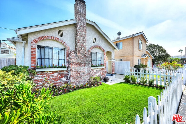 Building Photo - 3844 Goldwyn Terrace