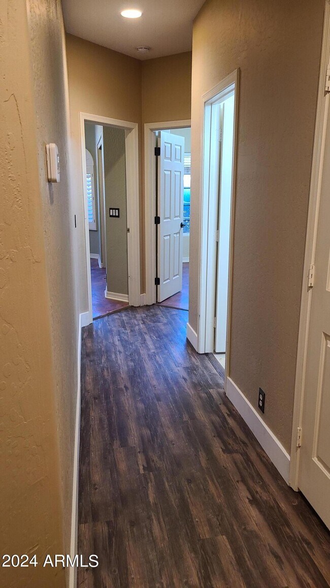 Building Photo - 14206 S 12th Pl