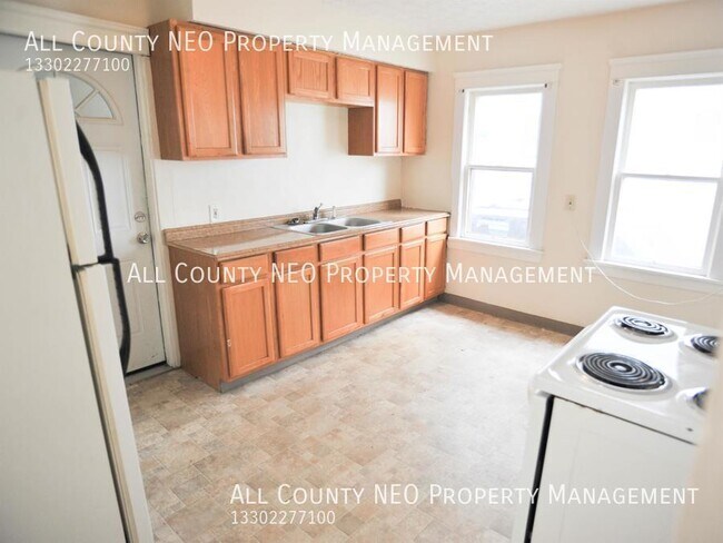 Building Photo - 2 bedroom, 1 bathroom apartment in Akron