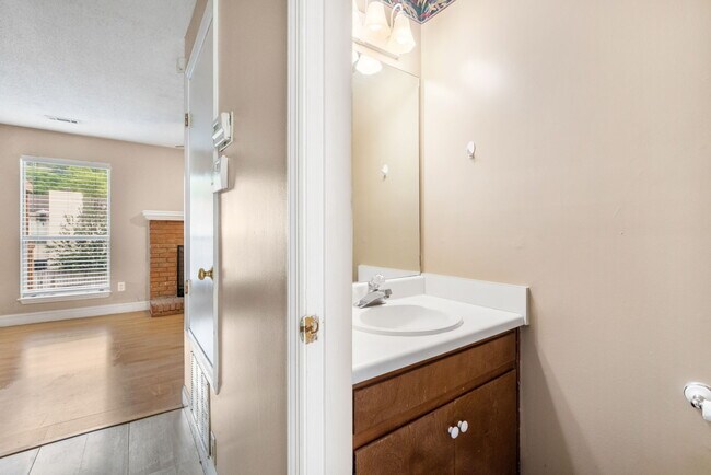 Building Photo - 1723 13th Ct S