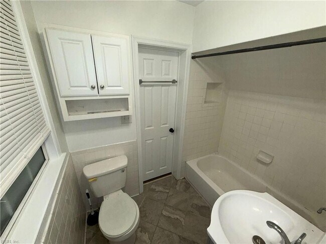 Building Photo - 3420 Scott St