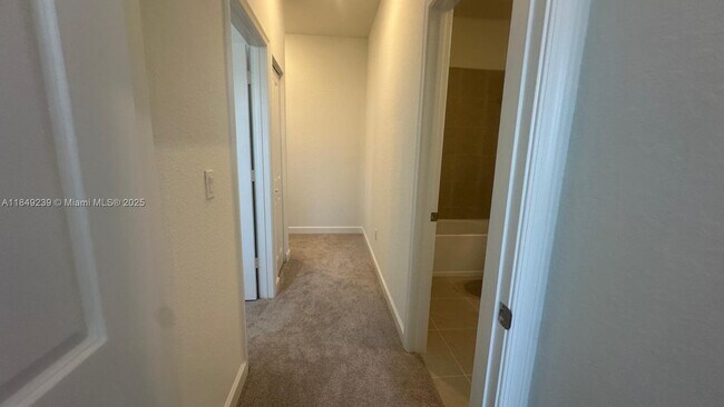 Building Photo - 553 Rivergrass St